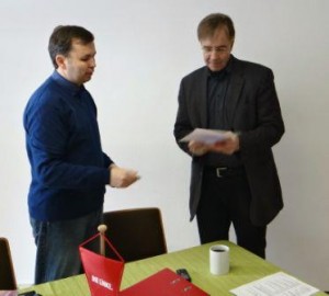 links: Andreas Müller (Pressesprecher von Rock gegen Rechts Stralsund) in einer Beratung mit Dietmar Bartsch (MdB)